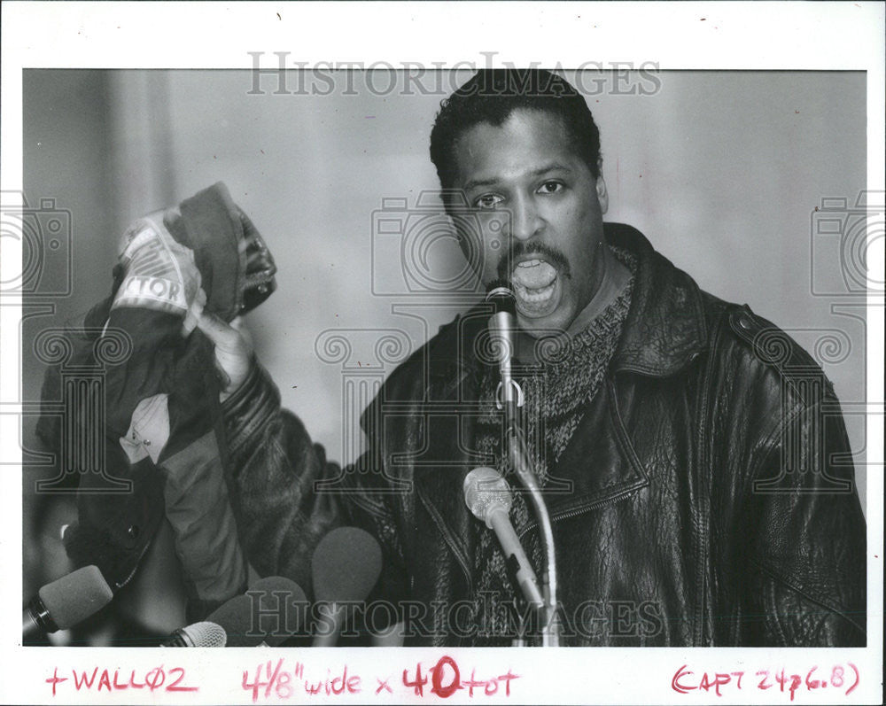 1991 Press Photo Derrick Ewing holds his son&#39;s blood-stained jacket - Historic Images