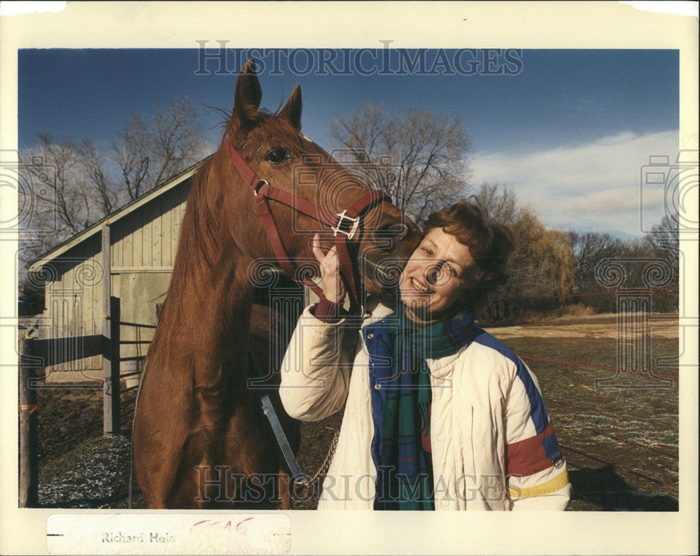 1989 Press Photo Donna Ewing head Hooved Animal Humane Society Nuzzles Tiny - Historic Images