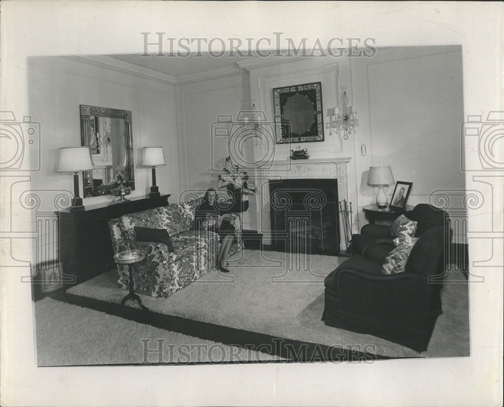 1952 Press Photo Mrs Filed hardwood floors living room Charcoal Black Mahogany - Historic Images