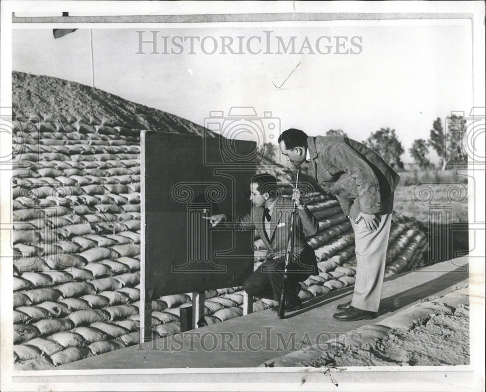 1958 Press Photo Tel-al-Milin, King Fesal Checks Big Bore Target Shot - Historic Images