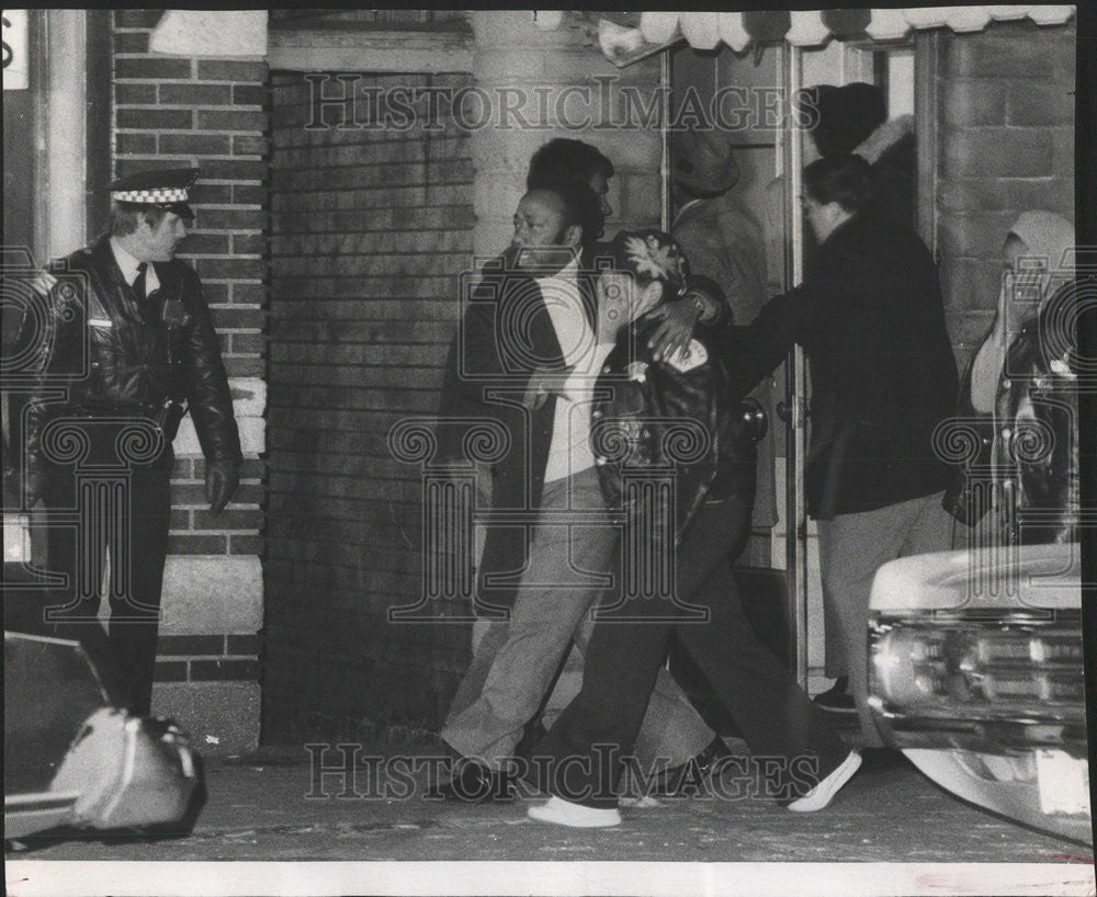 1976 Press Photo Russ Ewing WMAQ TV reporter Terrorize Hostage robber surrender - Historic Images