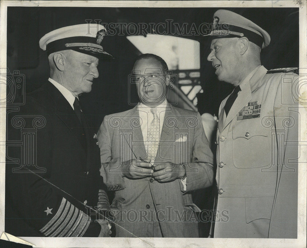 1953 Press Photo Adm Chester Nimitz North Western Station Francis Old Naval - Historic Images