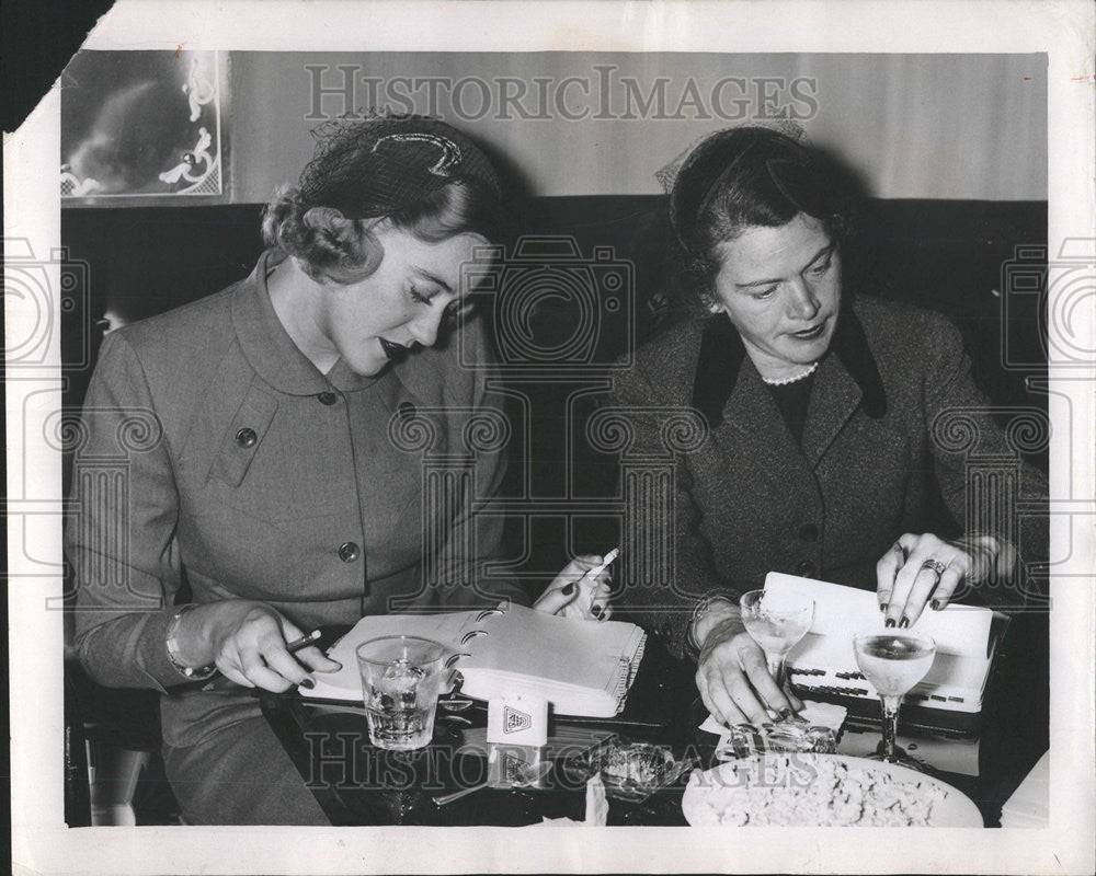 1957 Press Photo Mrs. Marchall Field (left) Talk to Mrs. Theodore Ticken - Historic Images