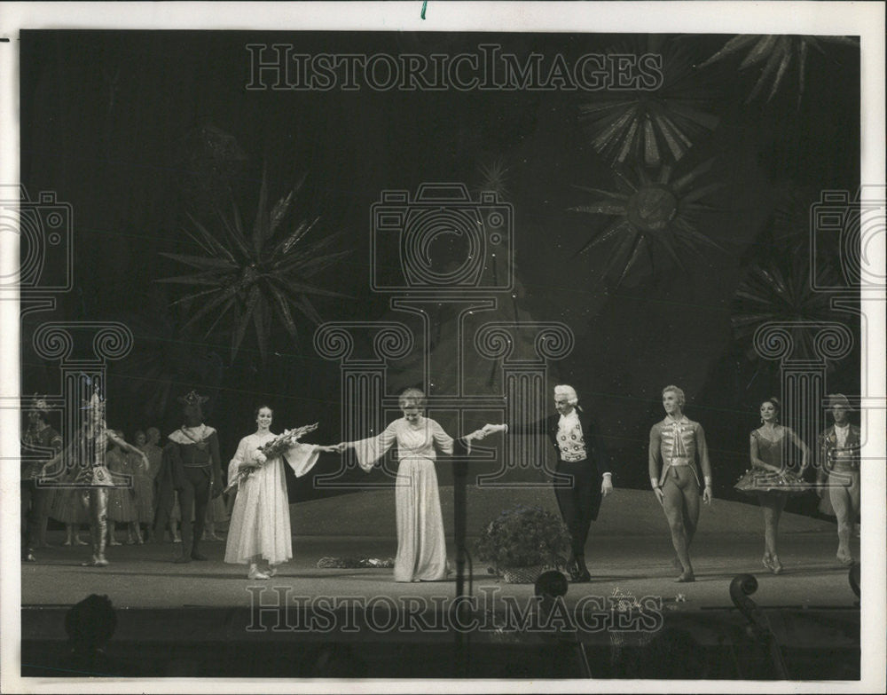 1977 Press Photo Nutcracker Moscow Bolshoi Theater Congratulates Betti Ford - Historic Images