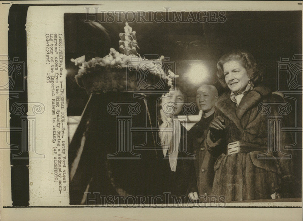 1975 Press Photo Mrs Betty Ford Crown Ming Dynasty Wednesday Morning Tour Museum - Historic Images