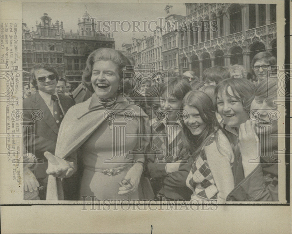 1975 Press Photo Mrs. Betty Ford Jokes with children in down town Belgium. - Historic Images