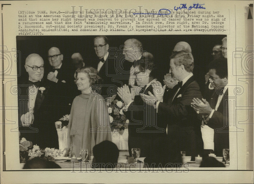 1975 Press Photo Betty Ford Applaud America Cancer Society Dinner New York Hotel - Historic Images