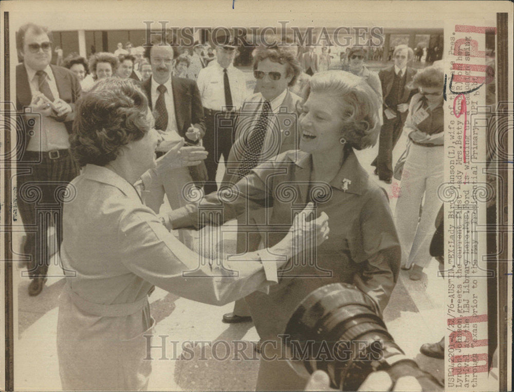 1976 Press Photo Lady Bird Johnson Austin Betty Ford Lyndon Johnson Greets LBJ - Historic Images