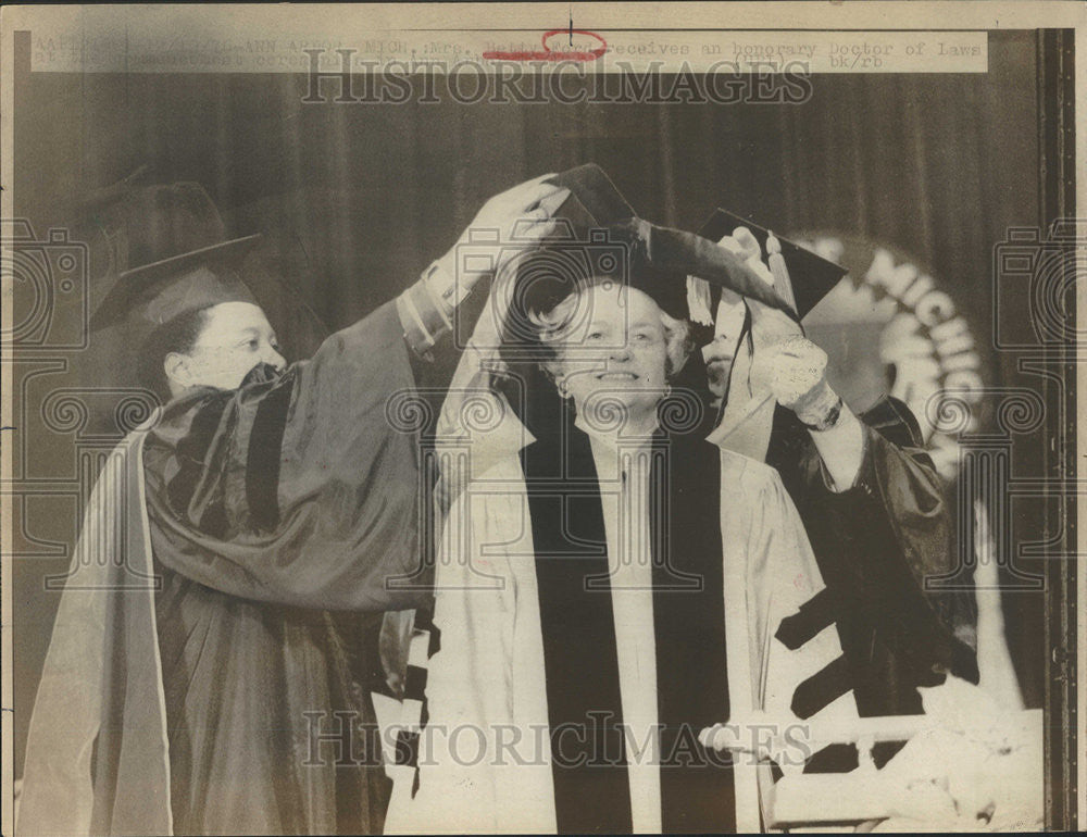 1976 Press Photo Mrs Betty Ford receive Honorary Doctor Law Educator - Historic Images