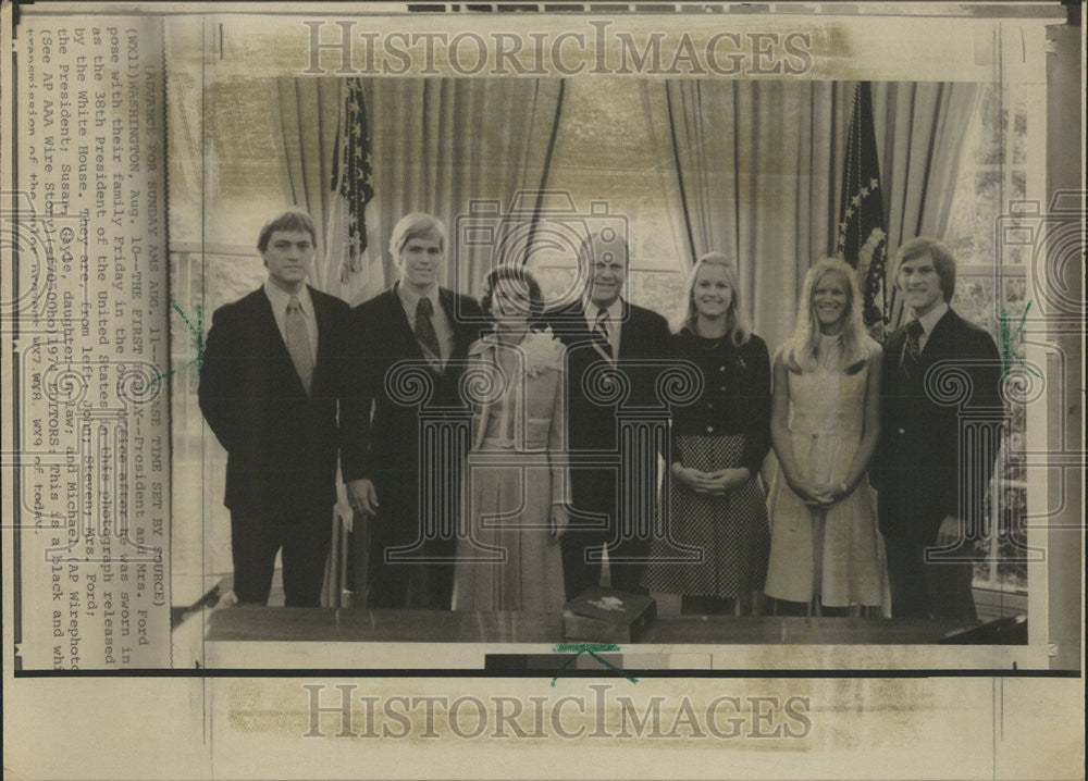 1974  Press Photo President Mrs Ford Pose Family Friday Oval Office White House - Historic Images