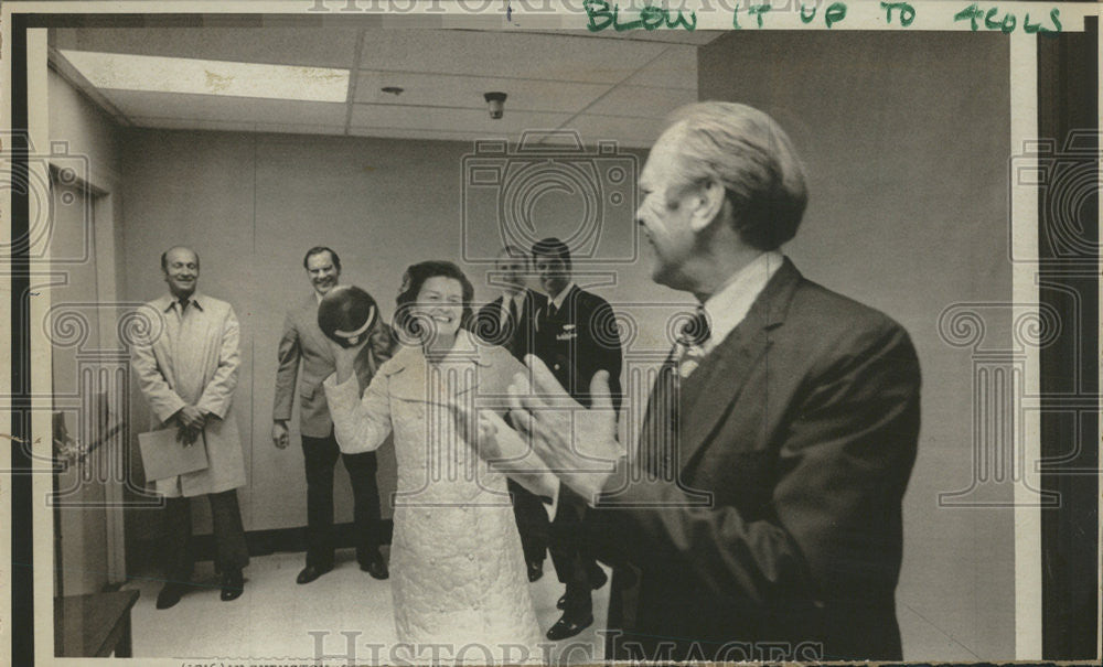 1974 Press Photo Betty Ford President Bethesda Naval Hospital Football Surgery - Historic Images