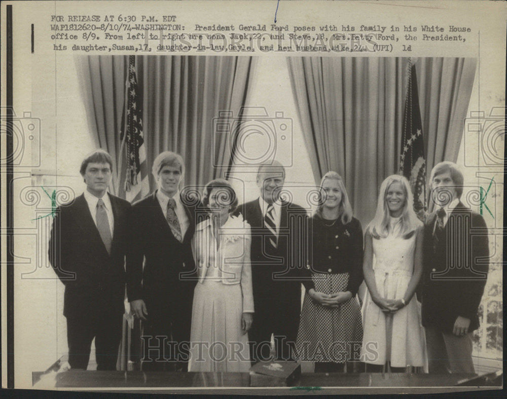 1974 Press Photo President Gerald Ford Pose Family White House Office Susan - Historic Images