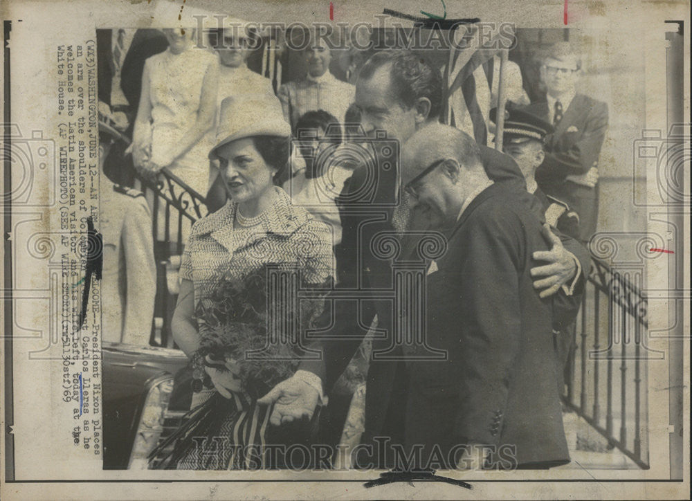 1969 Press Photo President Nixon Place Arm Shoulder Colombian Carlos Lleras - Historic Images