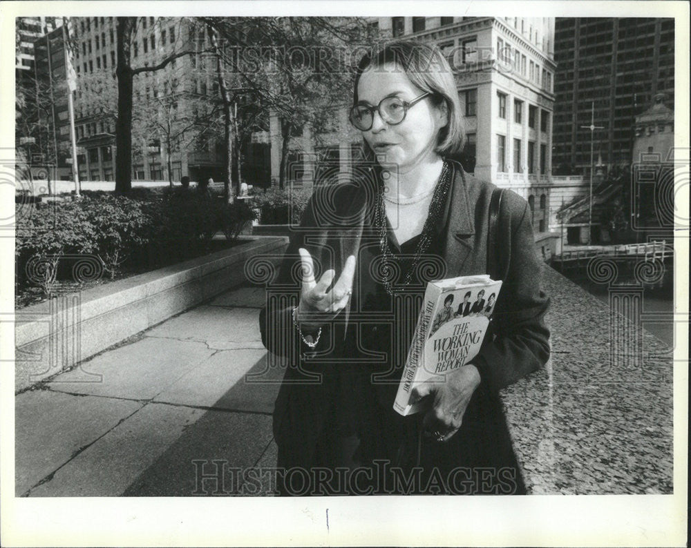 1984 Press Photo Kate Rand Lloyd Book Work Women Report Talk Change Trend Place - Historic Images