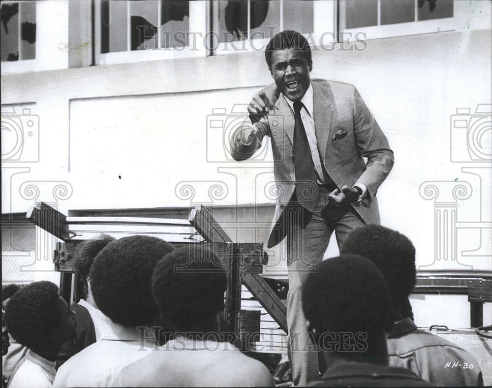 1970 Press Photo Calvin Lockhart film stage star Halls Anger movie scene attempt - Historic Images