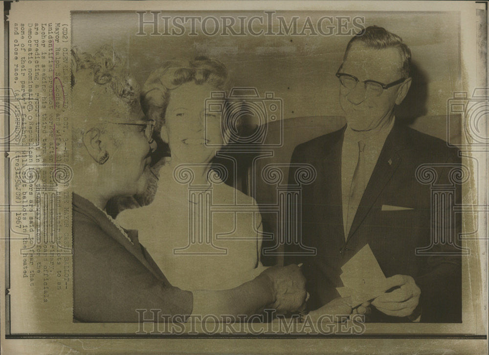 1967 Press Photo Mayor Ralph Locker Wife Eleanor Record Democratic Republican - Historic Images