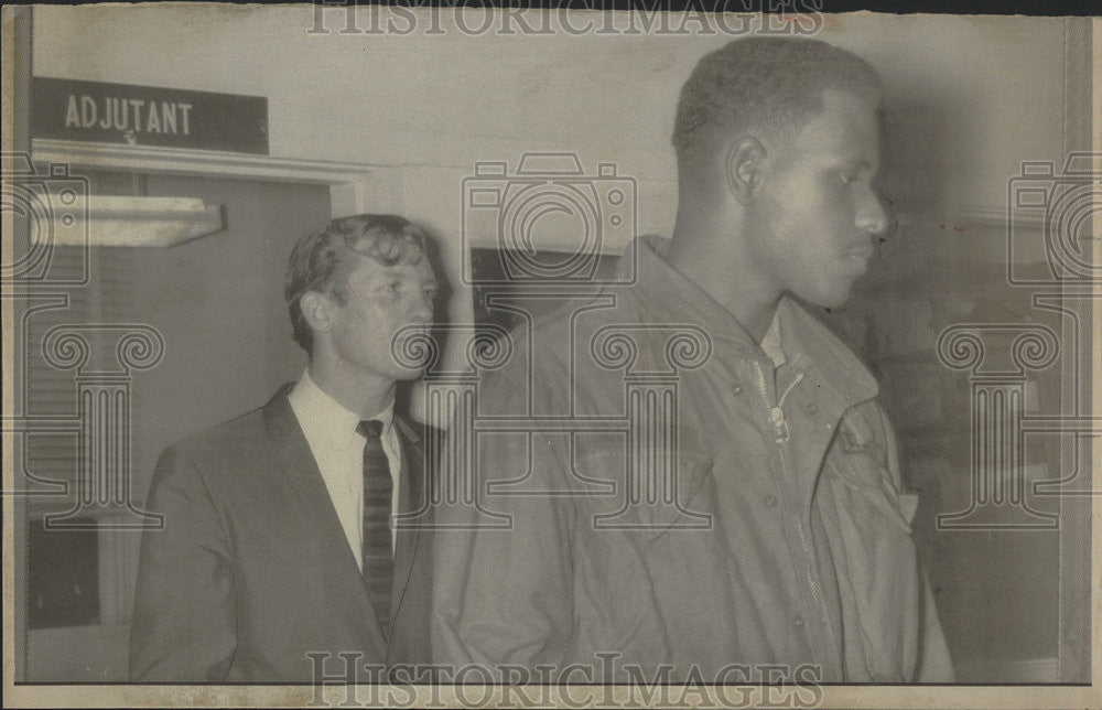 1967 Press Photo Pfc. Ronald Lockman on the way to stockade at Oakland Army Base - Historic Images