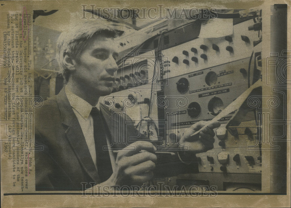 1967 Press Photo John Llewellyn Florida State research chemist Cardiff space - Historic Images