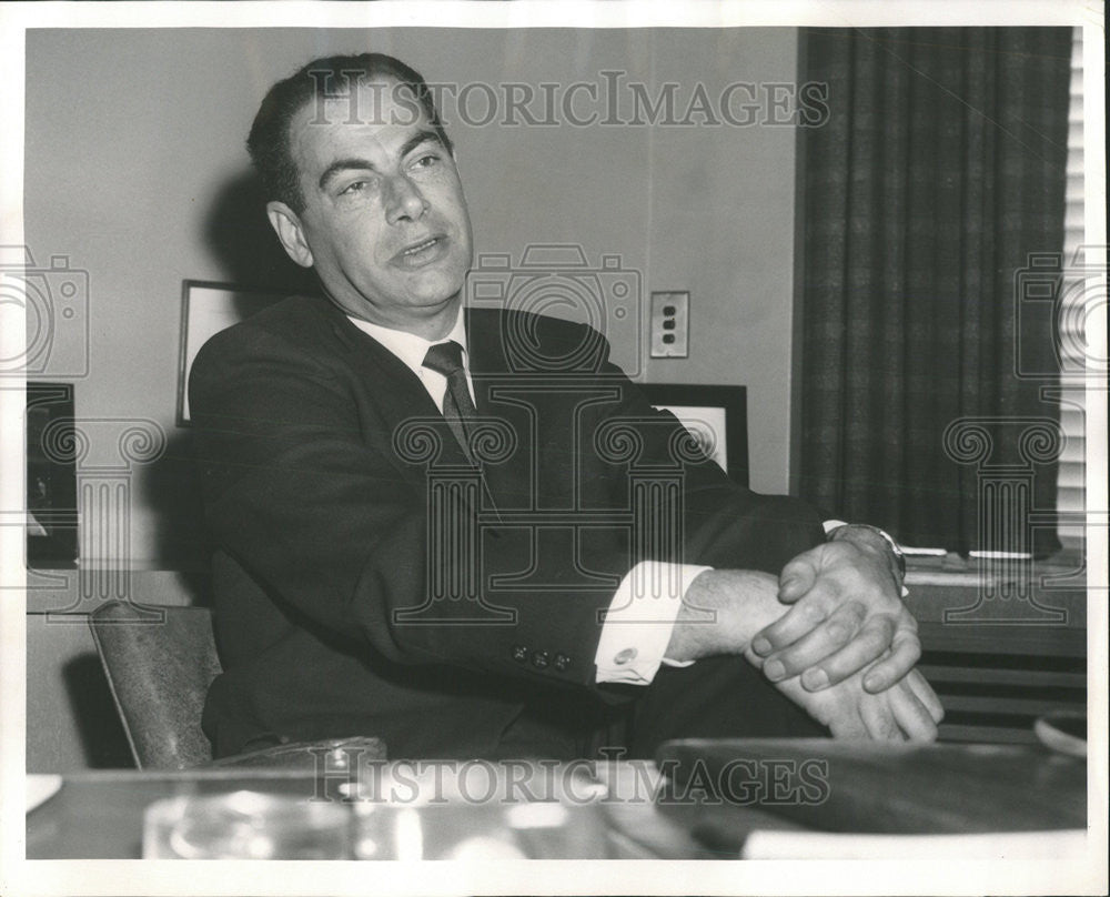 1962 Press Photo Robert Livingston president Walter Heller Co press conference - Historic Images