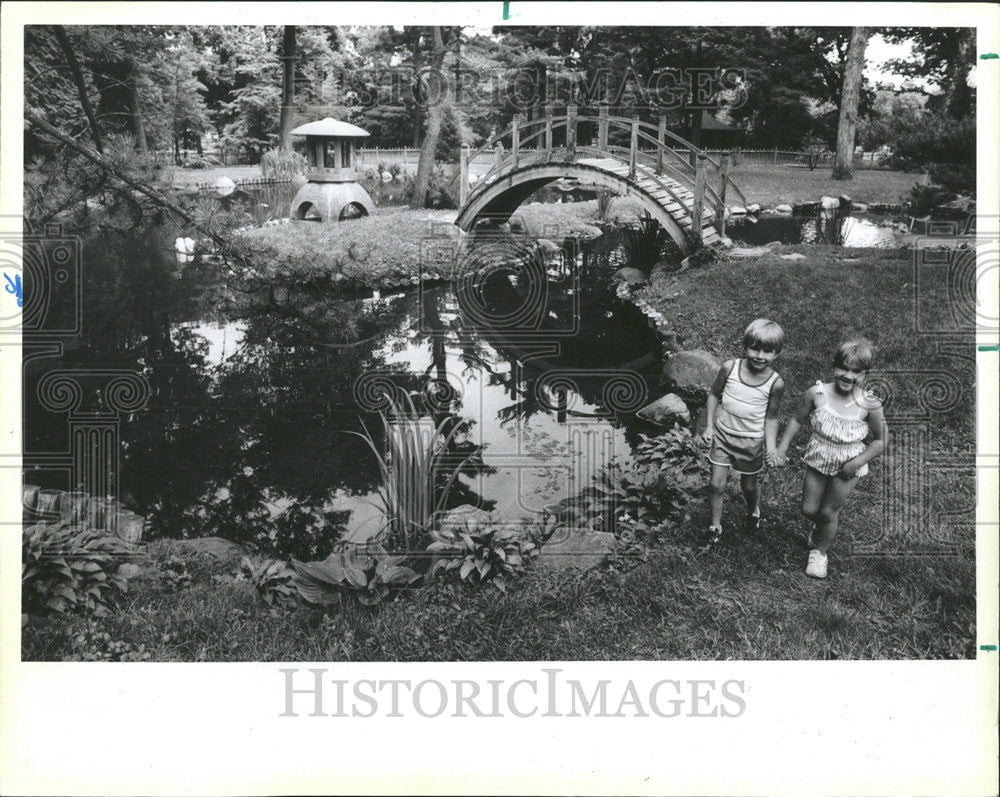 1984 Press Photo Brian 6 and Jody 4 Brandis from Aurora in the Japanese gardens - Historic Images