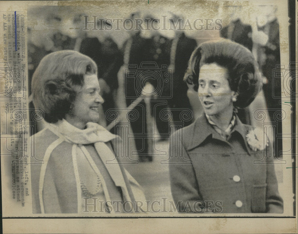 1975 Press Photo First Ladies Walk Down the Red Carpet at Brussels Airport. - Historic Images