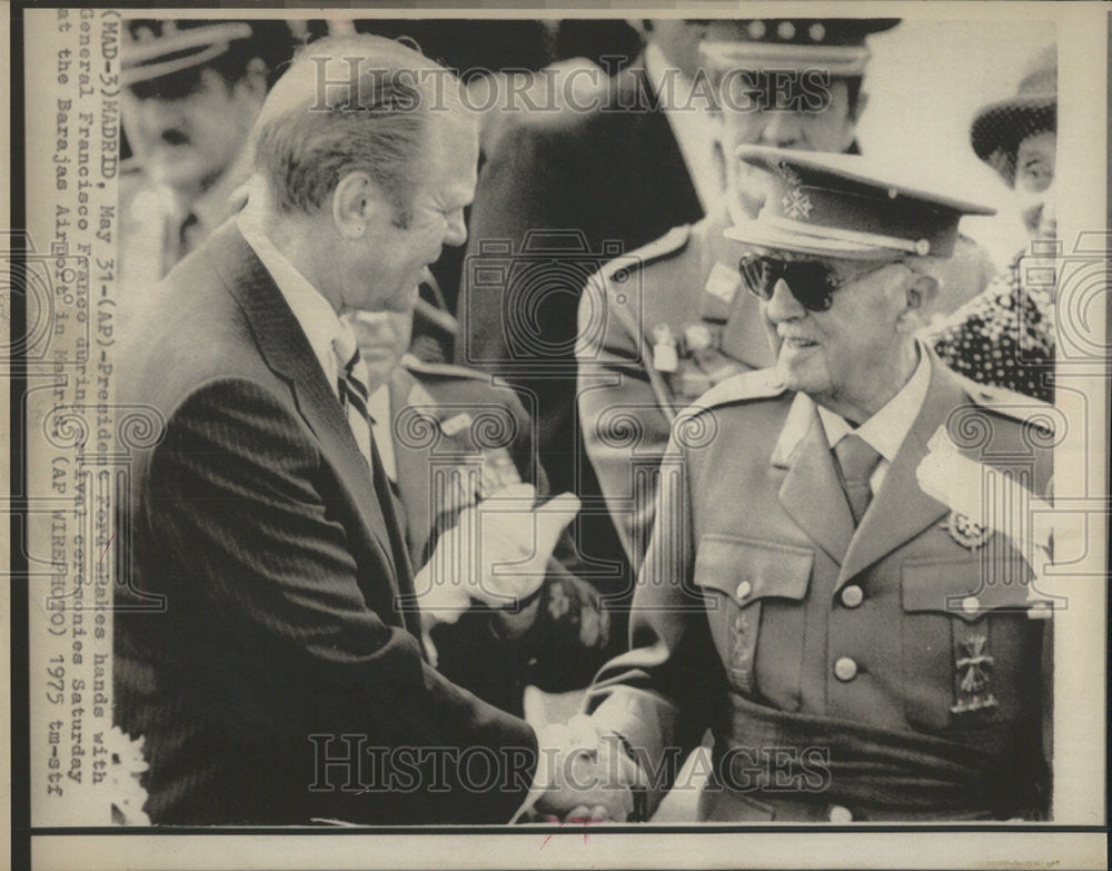 1975 Press Photo President Ford shakes hands with General Francisco Franco - Historic Images