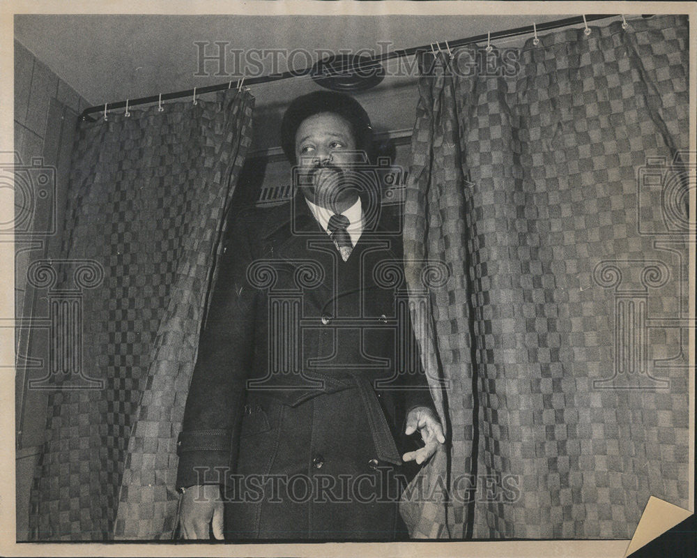 1976 Press Photo Edwin a. France shown voting at 501 E. 32nd Street - Historic Images