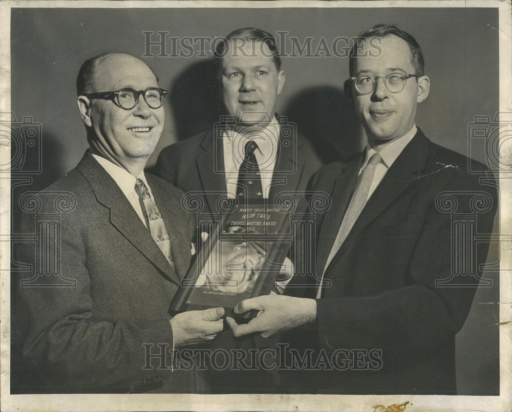 1956 Press Photo Wade Franklin Receives Mark Twain Award from John Creedy. - Historic Images