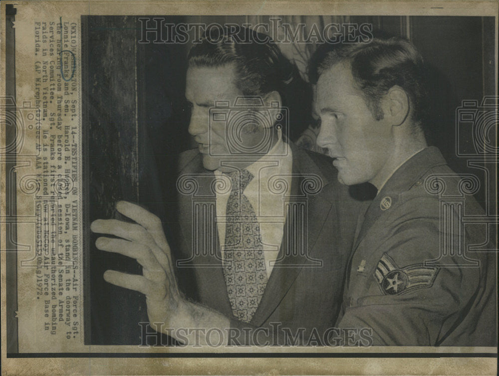 1972 Press Photo Air Force Sgt. Lonnie Franks and Sen. Harold E. Hughes, D-Lowa - Historic Images