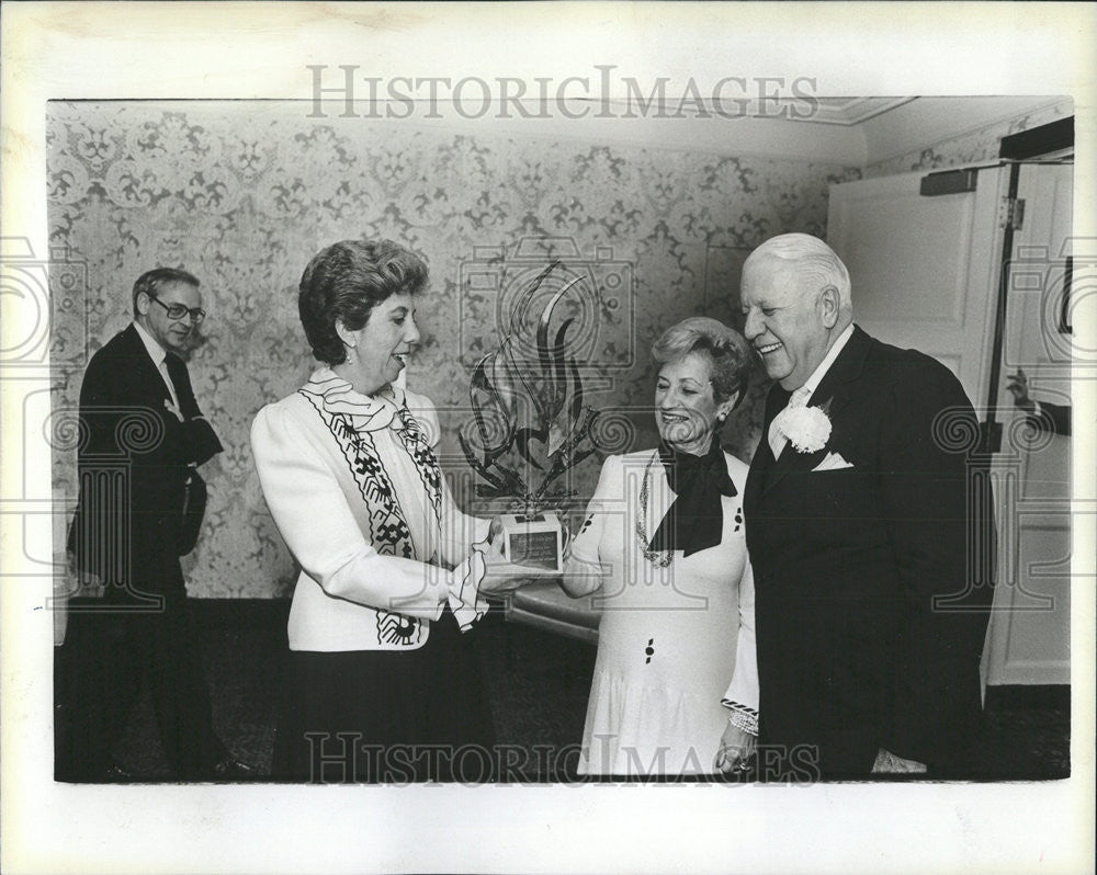 1983 Press Photo Zollie Frank Wife Elaine Sculpture Peace Inducted Hall Fame - Historic Images