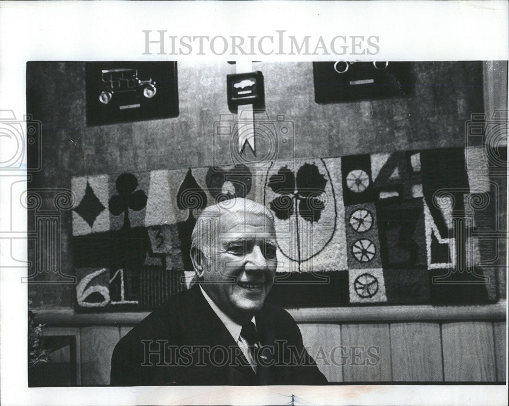 1975 Press Photo Auto dealer Zollie Frank good luck symbols six US Presidents - Historic Images