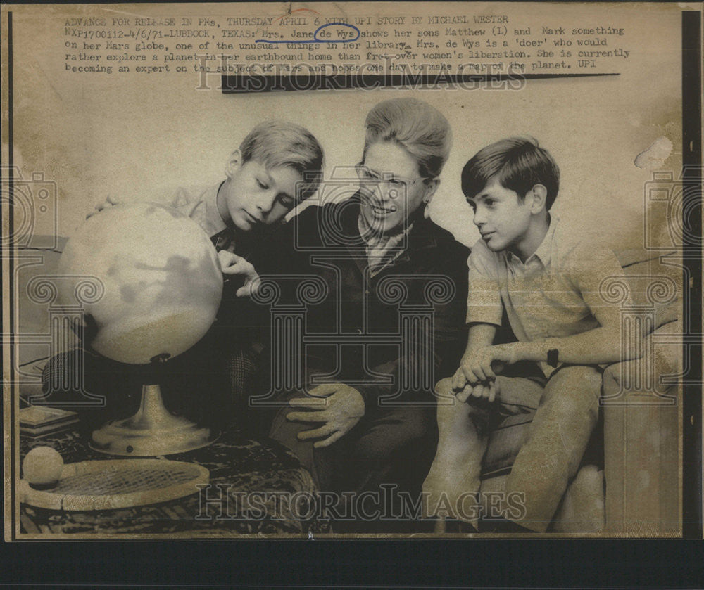 1971 Press Photo Mrs Jane de Wys Matthew Mark Mars globe library unusual things - Historic Images