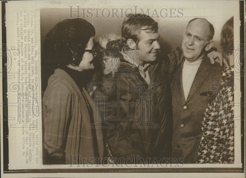 1974 Press Photo Gerald Kosh Talks Parents Mr, and Mrs. Emil Kosh - Historic Images