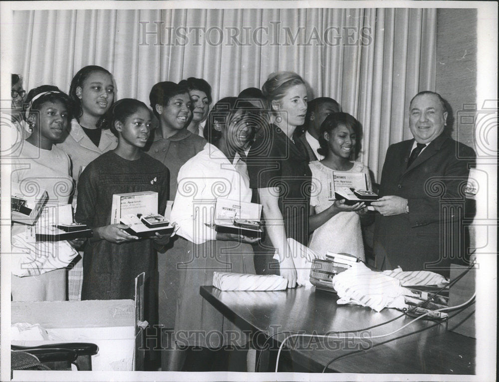 1966 Press Photo Richard Daley meets Negro Students before their trip to Sweden. - Historic Images