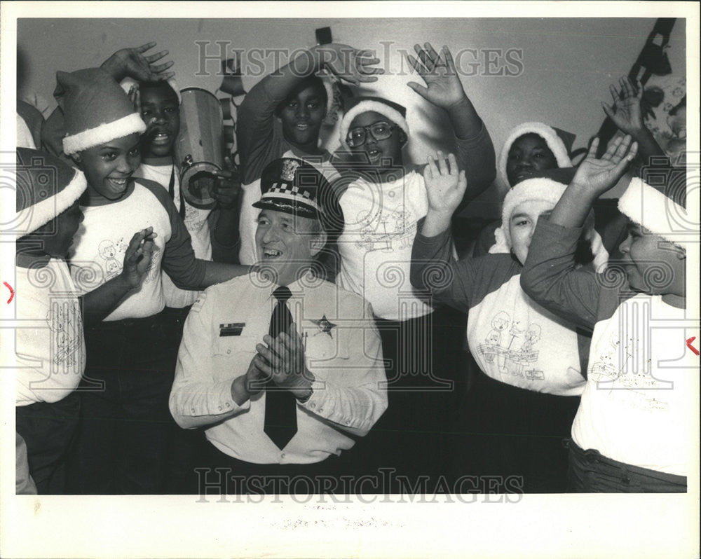 1987 Press Photo Police Cmdr Thomas Kelly Monroe district Station Skinner Carols - Historic Images