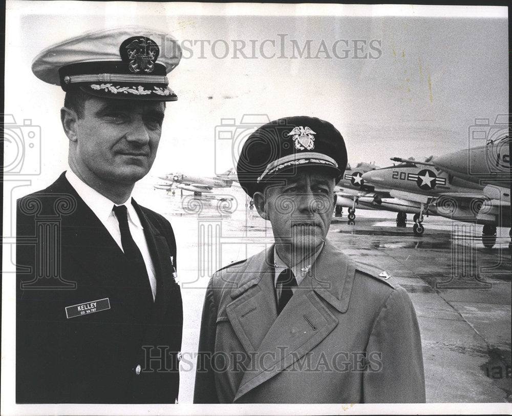 1968 Press Photo Robert Kelly Commanding Officer Capt Robert Labyak Naval Air - Historic Images