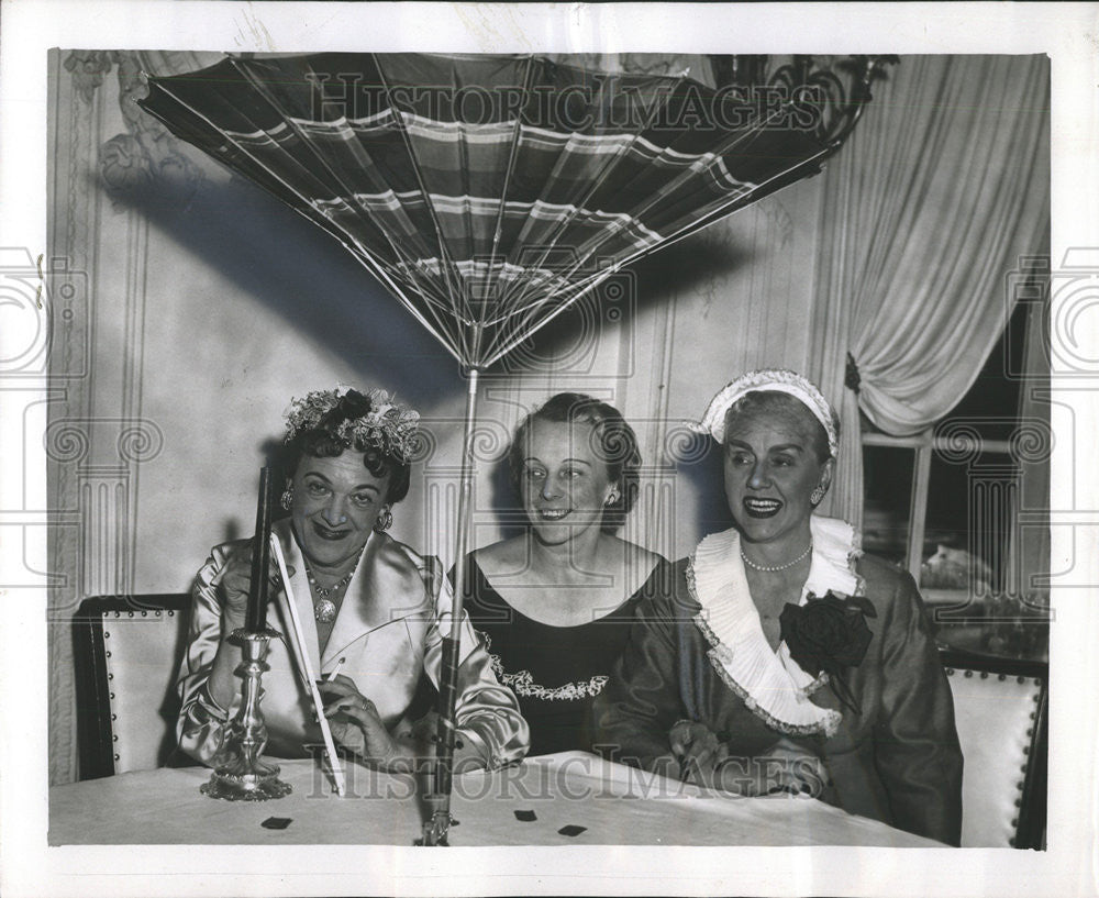 1955 Press Photo The Three Women Who Weren&#39;t Frightened of Bad Omens. - Historic Images