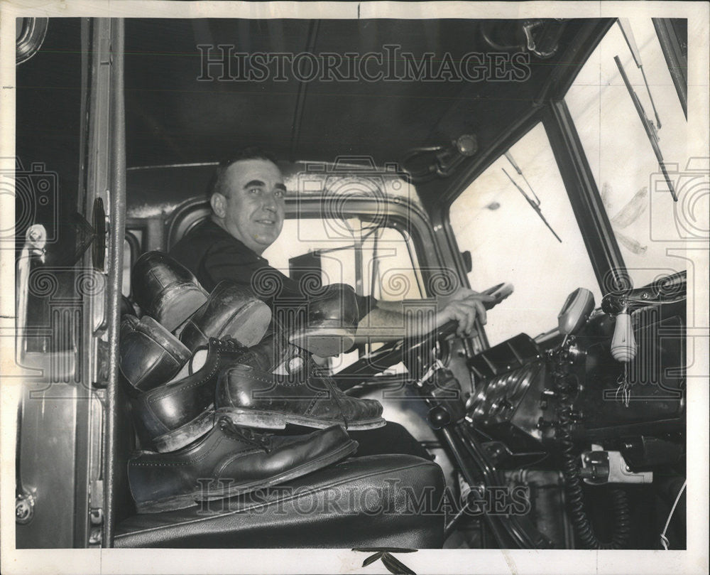 1962 Press Photo Tom Kelly driver Hook Ladder Company carry shoe fire - Historic Images