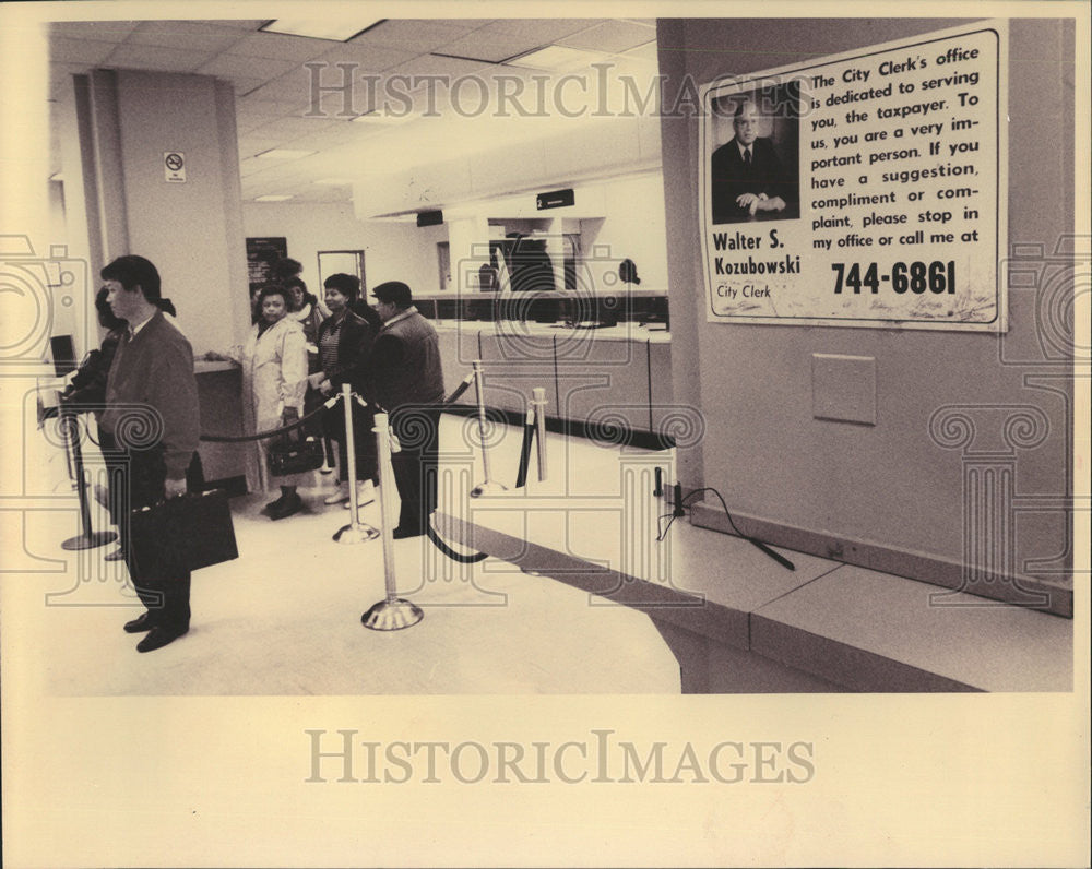 1993 Press Photo Walter Kozubowski Business city clerk office reporters attorney - Historic Images