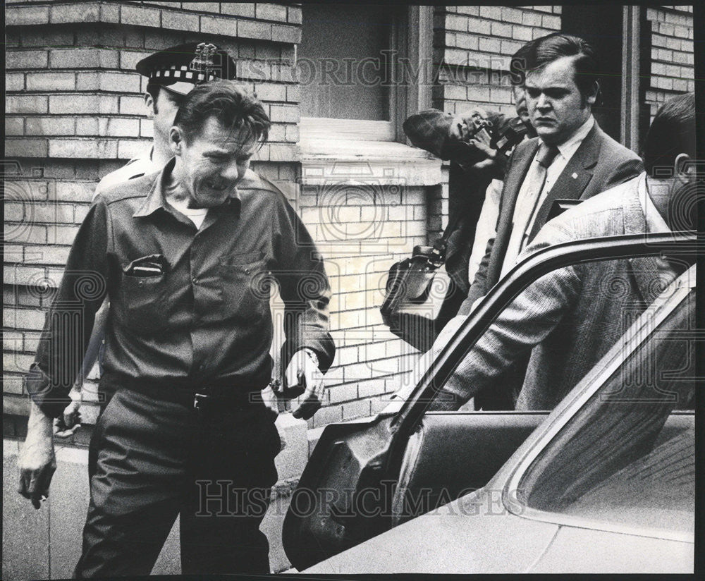 1972 Press Photo Edward Kozlarek , identified daughter at the Cook County Morgue - Historic Images