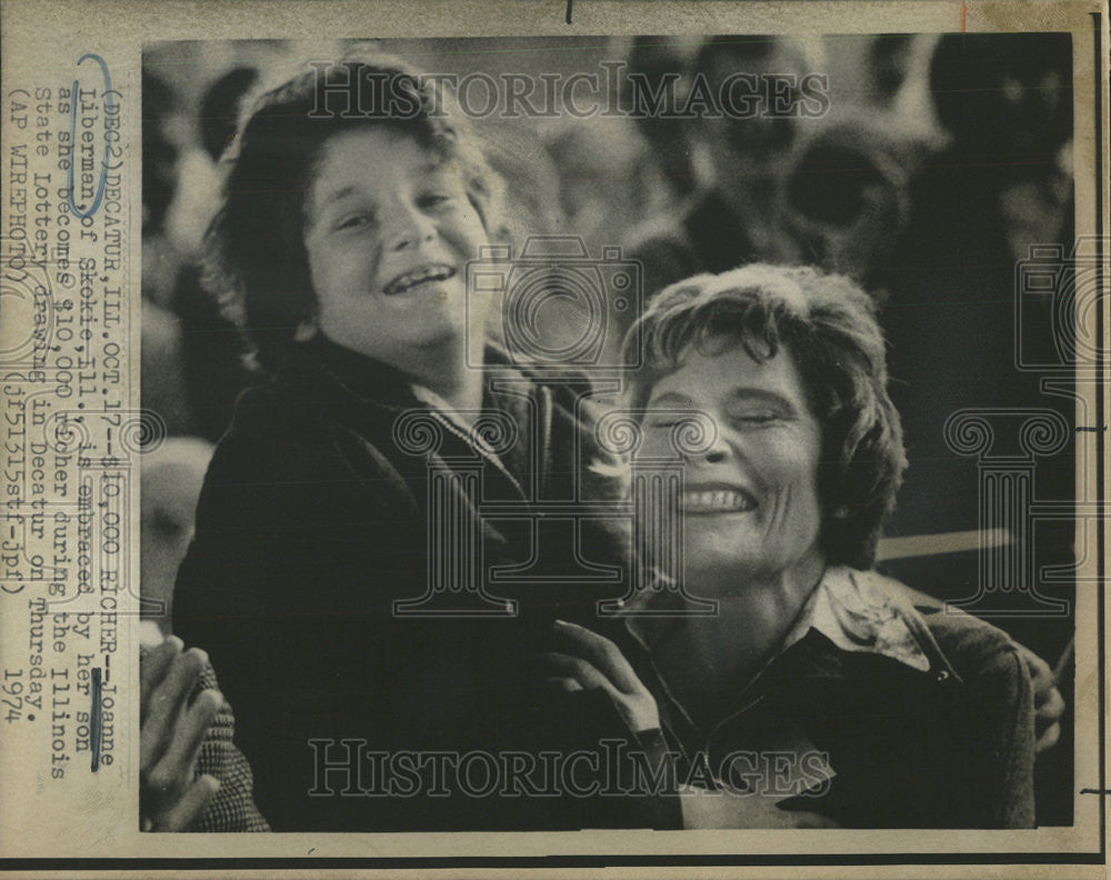 1974 Press Photo Joanne Libberman of Ill., wins $10,000 in lottery. - Historic Images