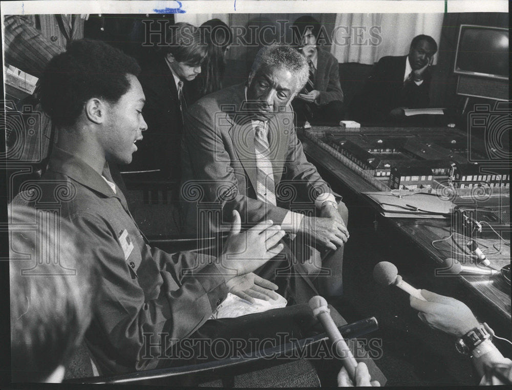 1971 Press Photo American Seaman Stanley Lewis - Historic Images