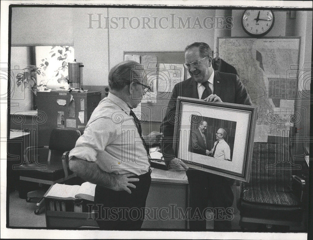 1971 Press Photo Walford Buddy Lewis Daily News Reporter James Conlisk Police - Historic Images