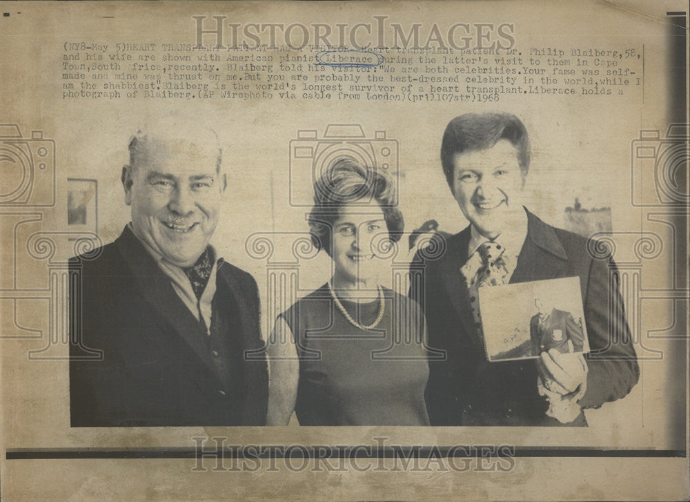 1968 Press Photo Heart transplant recipient Dr. Philip Blaiberg with Liberace - Historic Images