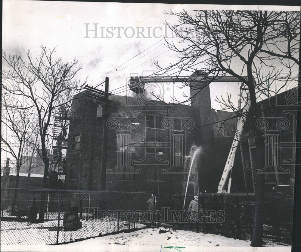 1971 Press Photo Fireman Kelso Stahi Snorkel Basket Spray Burning Pierre Hotel - Historic Images