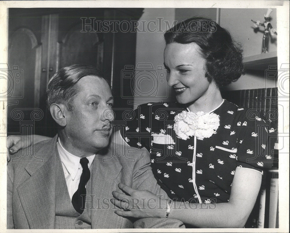 1937 Press Photo Carleton Kelsey lipstick King Lelsie carter young husband wife - Historic Images