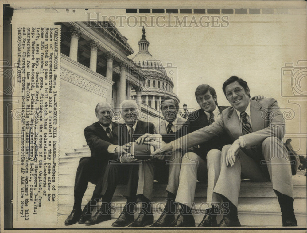 1973 Press Photo House Representative member football NFL game pose house - Historic Images