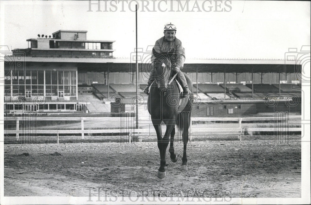 1972 Press Photo Chicago Hawthorne Merry Jester Former jockey Harold Keene Red - Historic Images