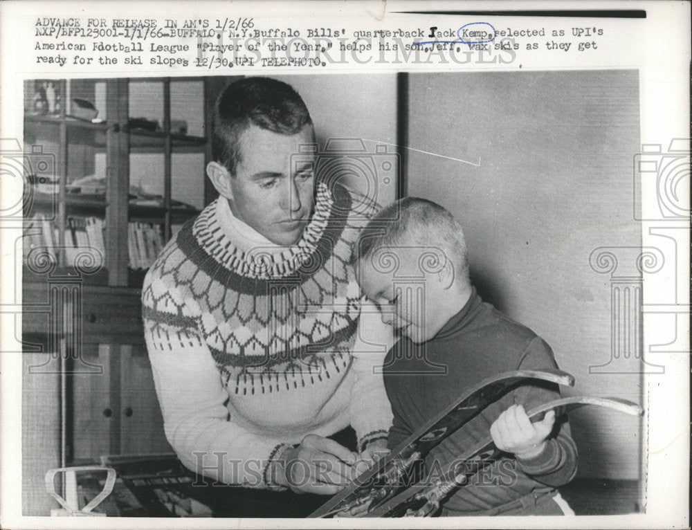 1966 Press Photo Buffalo Bills Quarterback Jack Kemp - Historic Images