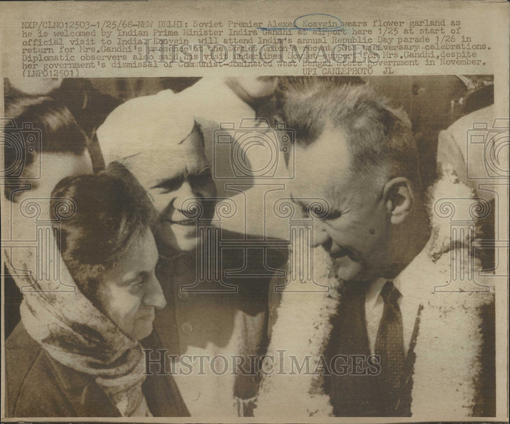 1968 Press Photo Soviet Alexi Kosygin flower garland  Indira Gandhi Airport Meet - Historic Images